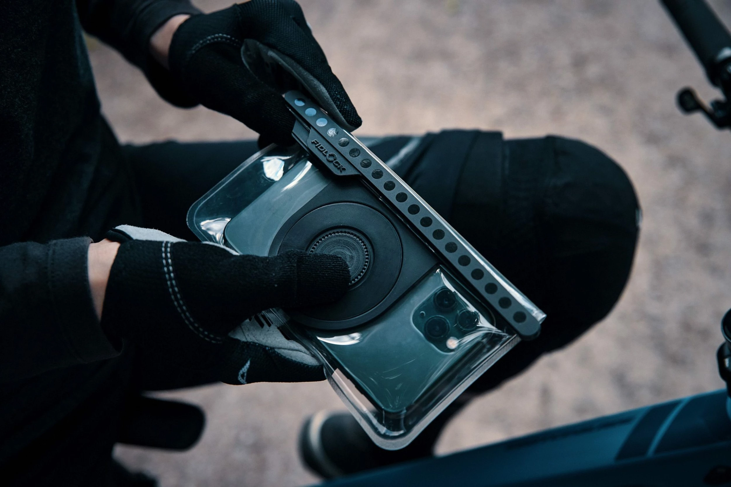 Fidlock - VACUUM - Etui Universel Pour Smartphone 7 Fidlock - VACUUM - Etui Universel Pour Smartphone – Image 5